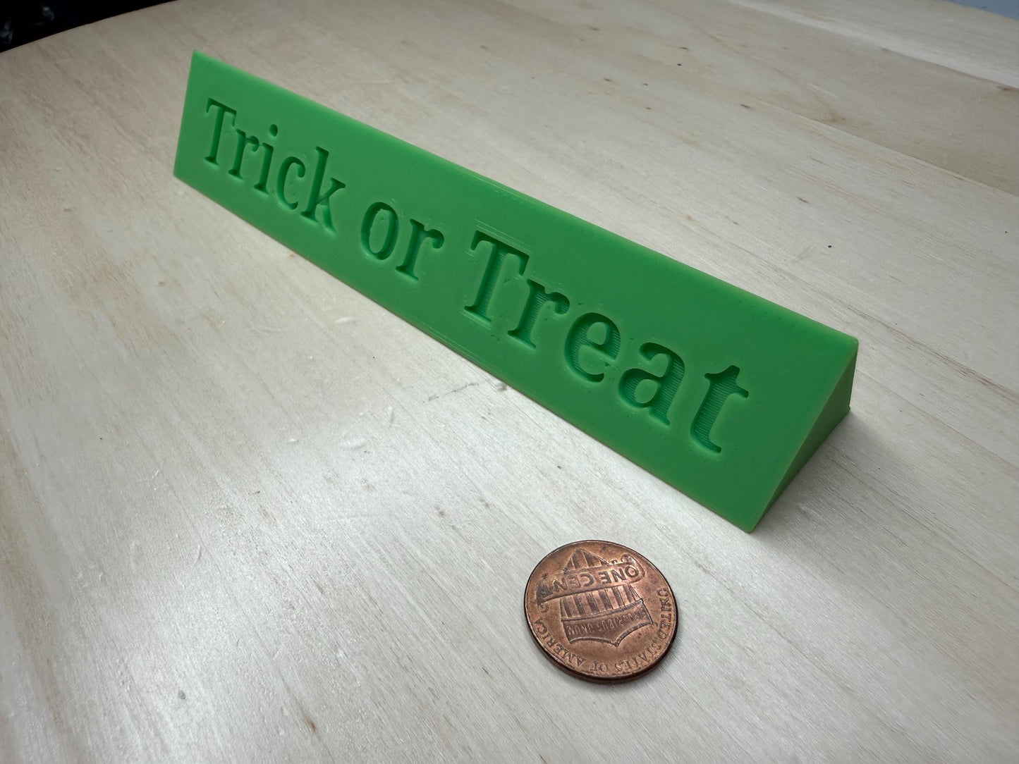 Trick or Treat Tabletop Desk Sign β 15x3 cm | Spooky Seasonal Decor | Office, Home, Party or Reception Display